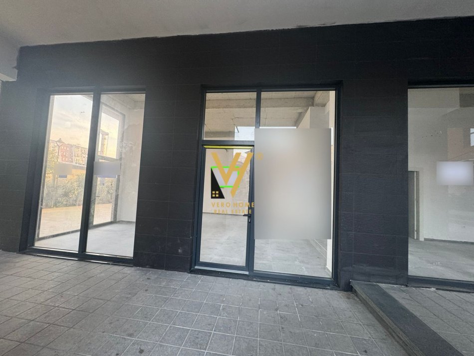Tirane, jepet me qera dyqan Kati 0, 85 m² 1.200 € (OXHAKU)