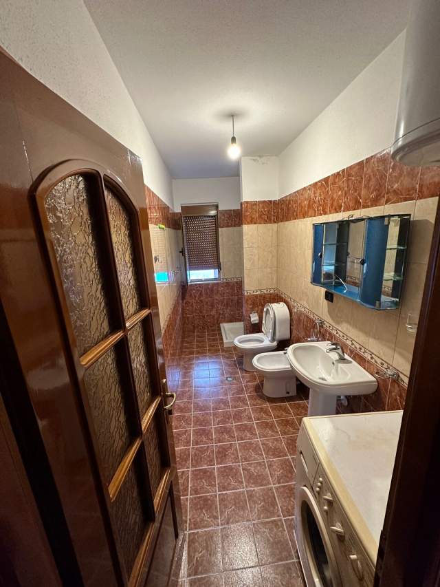 Tirane, jepet me qera apartament 2+1 Kati 2, 100 m² 42.000 Leke (Hysni Bergolli)