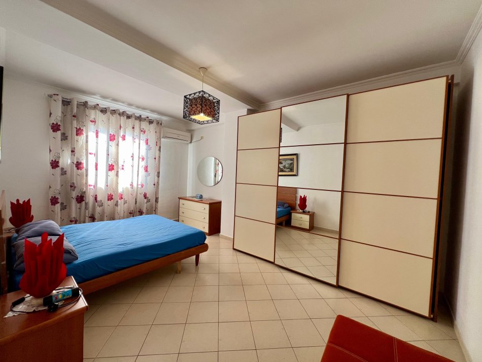 Tirane, jepet me qera apartament 2+1+Ballkon Kati 1, 113 m² 550 € (Ali Demi)