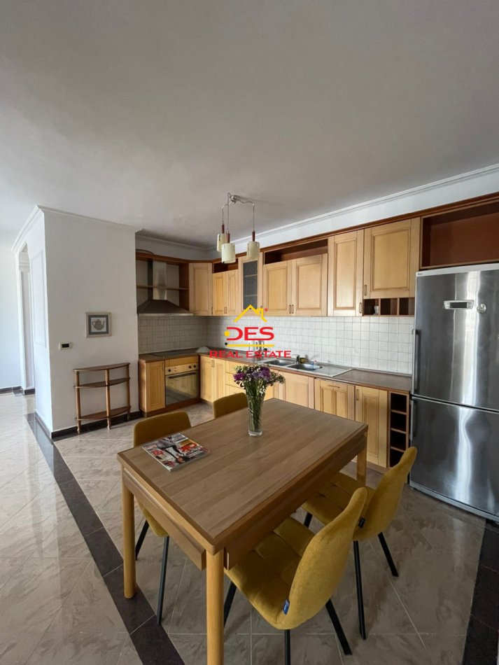 Tirane, jepet me qera apartament 2+1+Ballkon Kati 8, 145 m² 800 € (Blloku,Tirane)