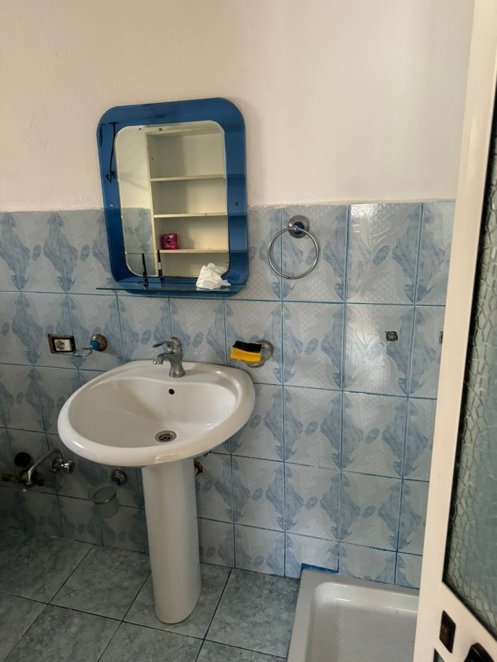 Tirane, jepet me qera ambjent biznesi Kati 1, 40 m² 800 € (Rruga Dibres)
