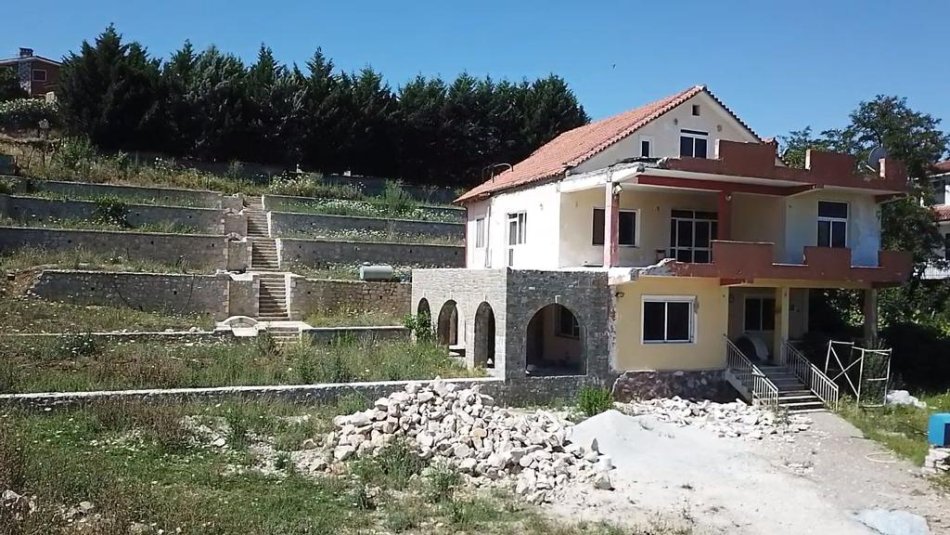 Vilë 2-katëshe në shitje, Pezë-Helmes