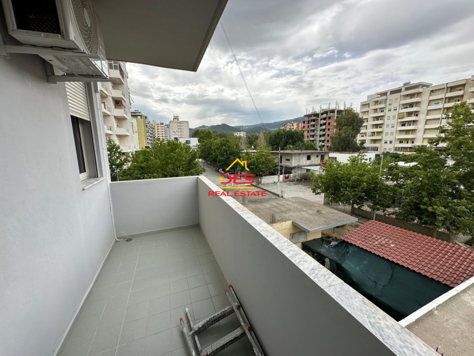 Vlore, jepet me qera apartament 2+1 Kati 2, 110 m² 400 € (Rruga Hasan Kushta)