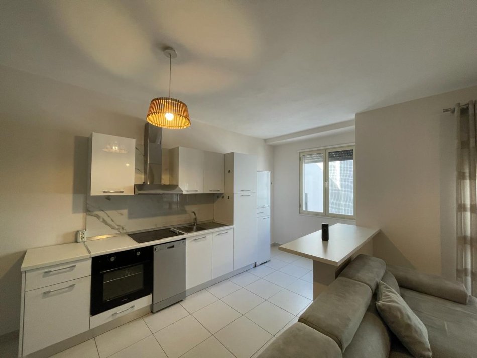 Durres, jepet me qera apartament 1+1, Kati 4, 65 m2 400 € (Rruga Portit Durres)