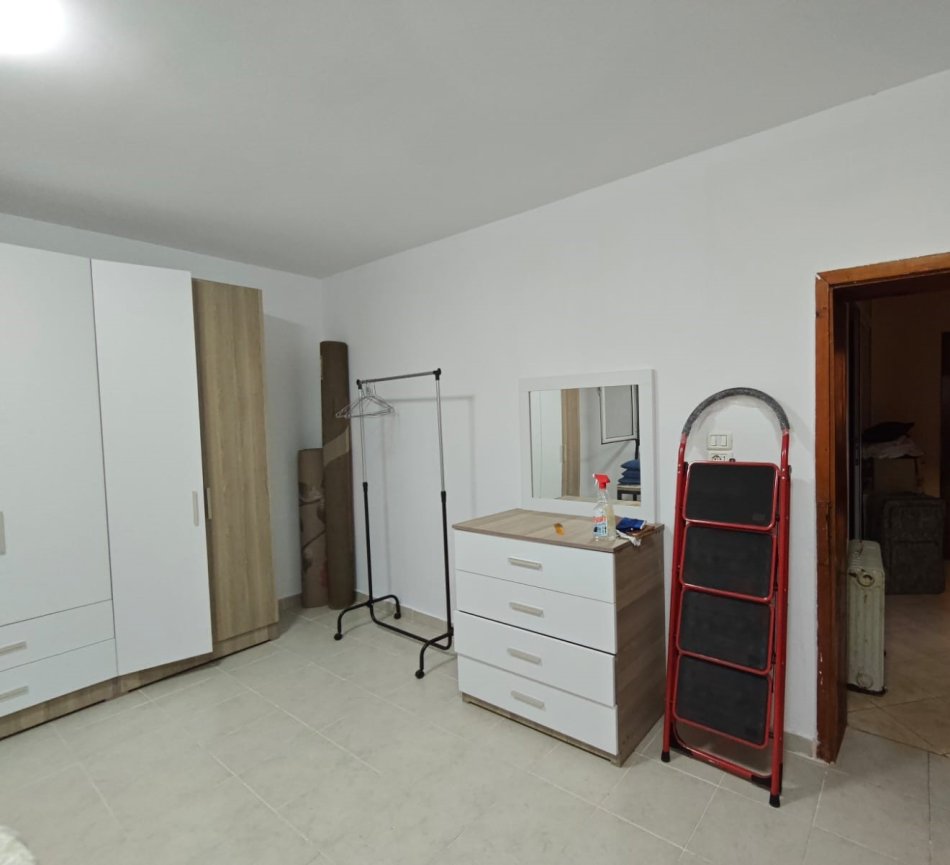 Tirane, jepet me qera shtepi 2+1+Ballkon Kati 1, 85 m² 350 € (Ne fund te rruges Jordan Misja , prane shinave te trenit)