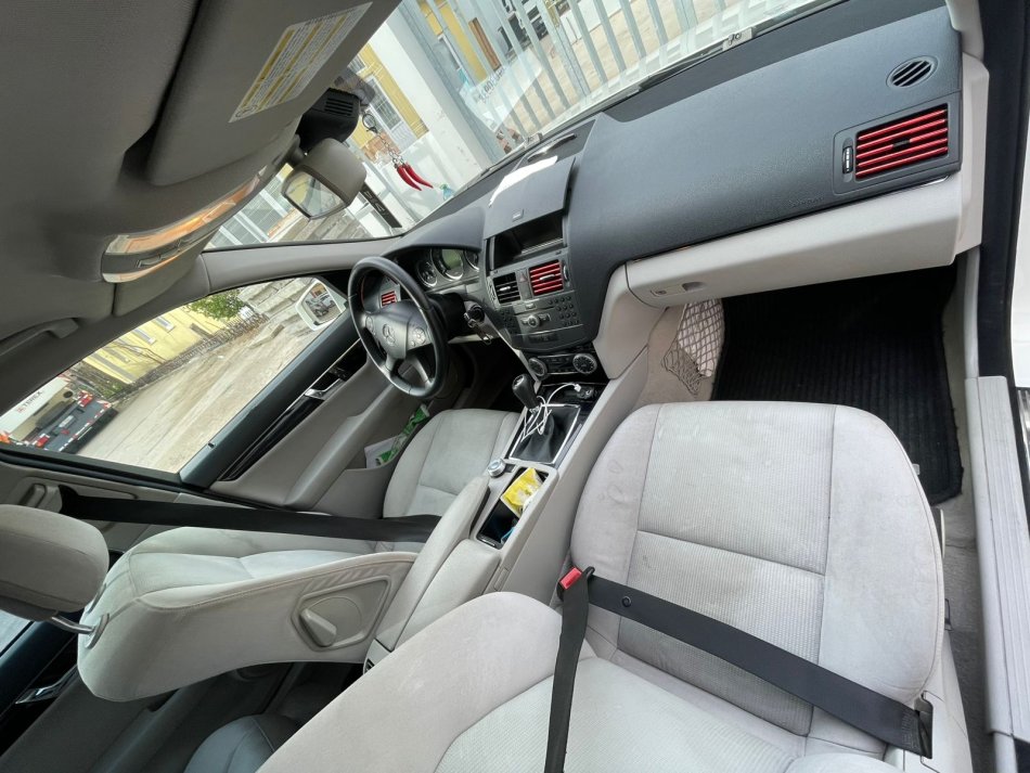 Tirane, shitet mercedes benz c class 220 Diesel Nafte, e bardhë manuale 210 km 6.500 €