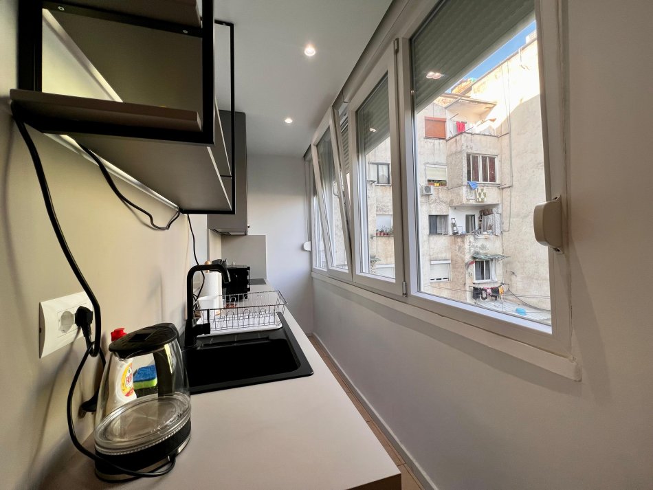 Tirane, jepet me qera apartament 2+1+Ballkon Kati 3, 80 m² 700 € (Shkolla Osman Myderizi pranë Ambasadës Amerikane)