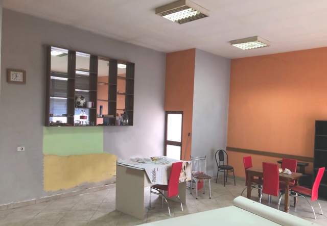 Elbasan, jepet me qera ambjent biznesi 55 m² 20.000 Leke