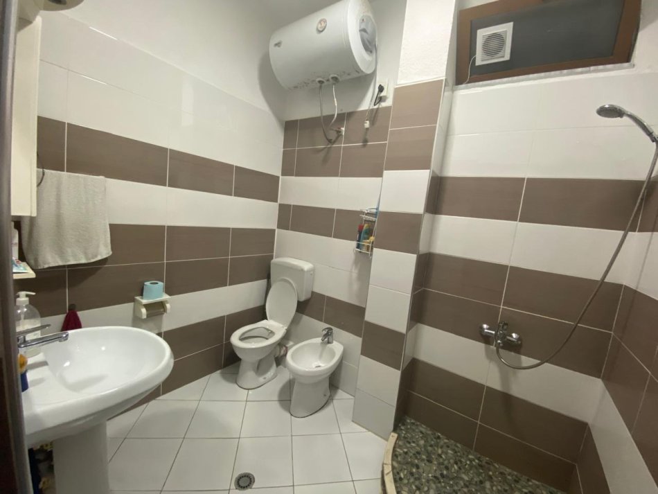 Tirane, jepet me qera apartament 2+1 Kati 1, 60 m² 400 € (Sauk)