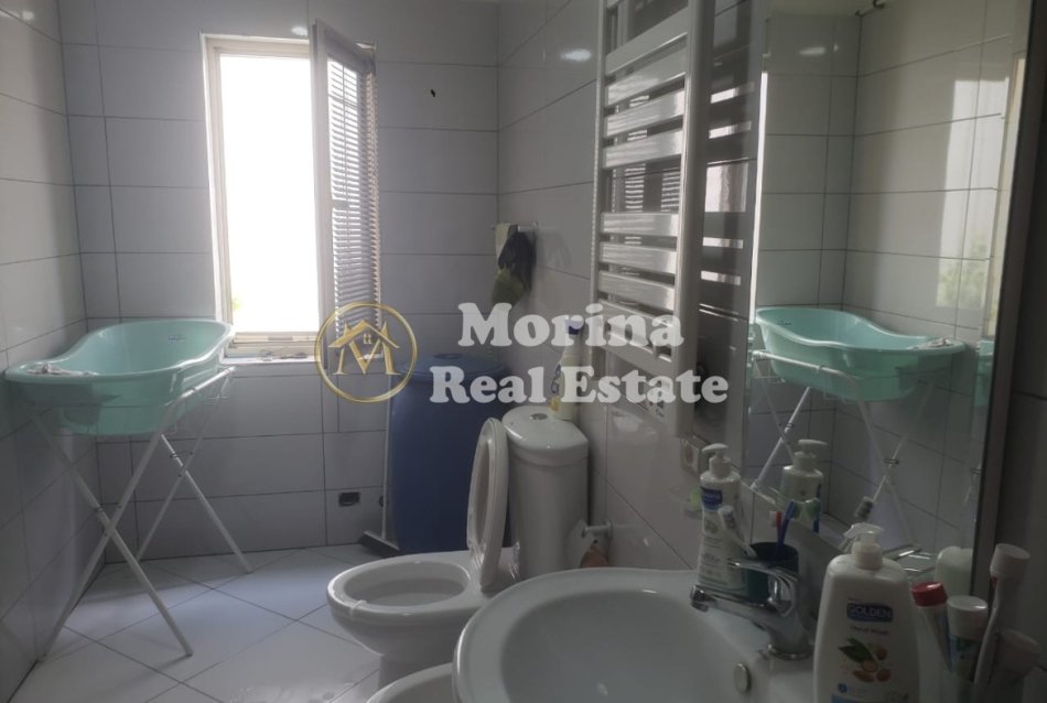 Tirane, shitet Vile Kati 1, 499 m² 330.000 € (Rruga Mihal Grameno/Tregu Elektrik)