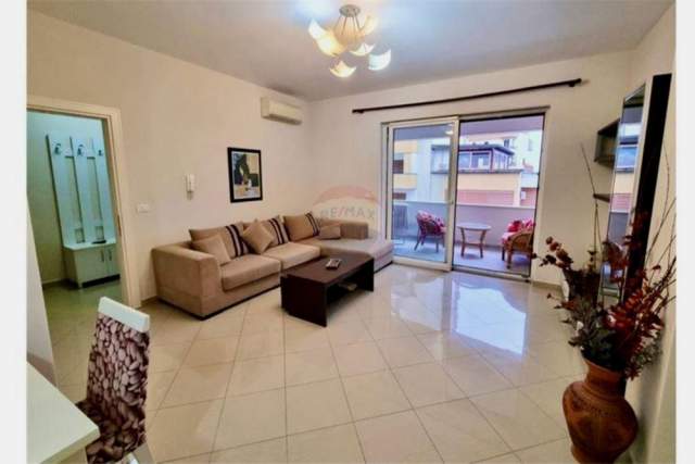 Tirane, jepet me qera 100 m² 800 Euro (Rruga e Bogdaneve)
