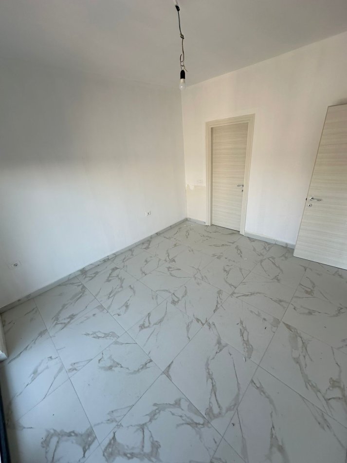 Tirane, jepet me qera zyre Kati 6, 123 m² 750 € (Myslym Shyri)