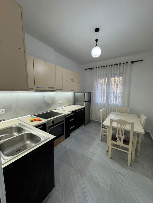 Tirane, jepet me qera apartament 1+1+A+BLK Kati 3, 70 m² 500 Euro (prane Vodafonit)