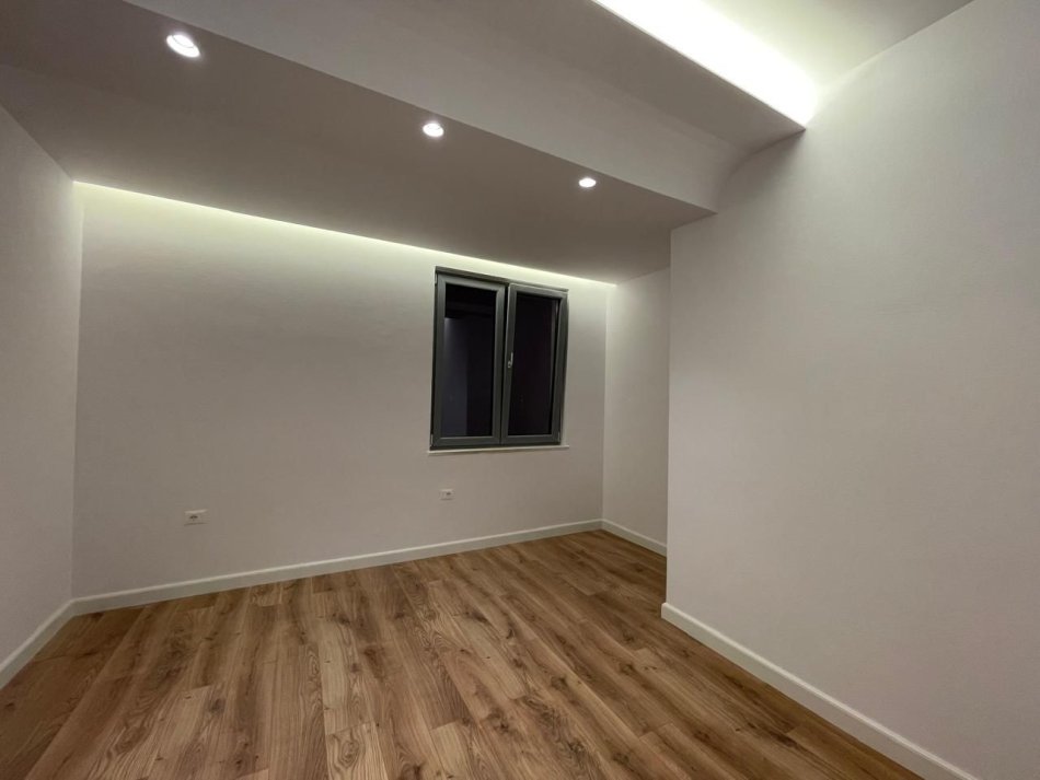 Tirane, shitet apartament 2+1+Ballkon Kati 10, 101 m² 212.000 € (Prane qendres Globe)