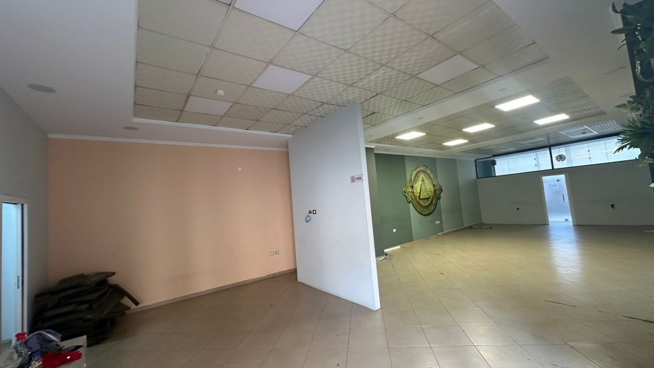 Tirane, jepet me qera ambjent biznesi , Kati 0, 120 m² 1,000 € (Bulevardi Zogu i Pare)