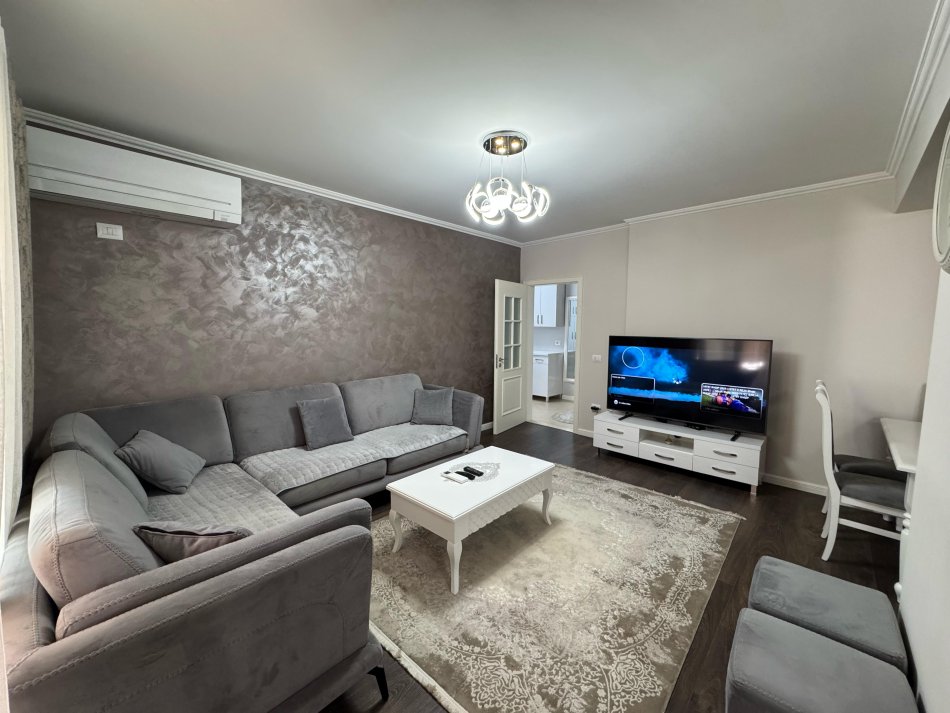 Tirane, jepet me qera apartament 2+1 , 1.000 m² 1.000 € (selvia)