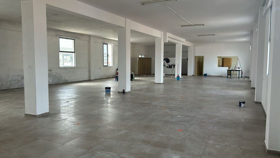 Tirane, jepet me qera ambjent biznesi Kati 2, 442 m² 1,300 € (Sauk)