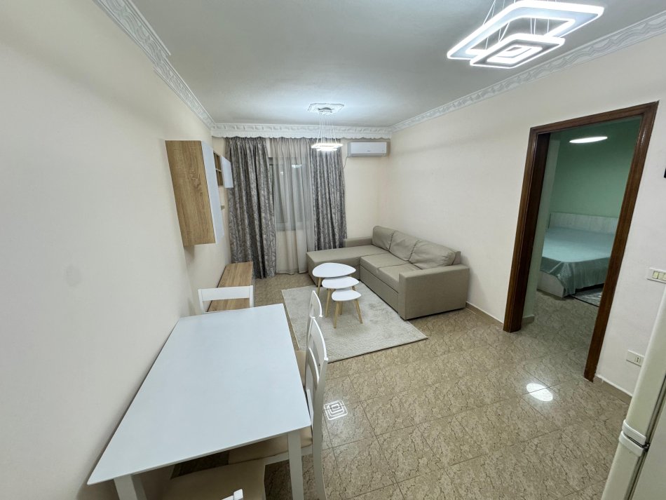 Tirane, jepet me qera apartament 1+1 Kati 1, 67 m² 500 € (tregu cam)