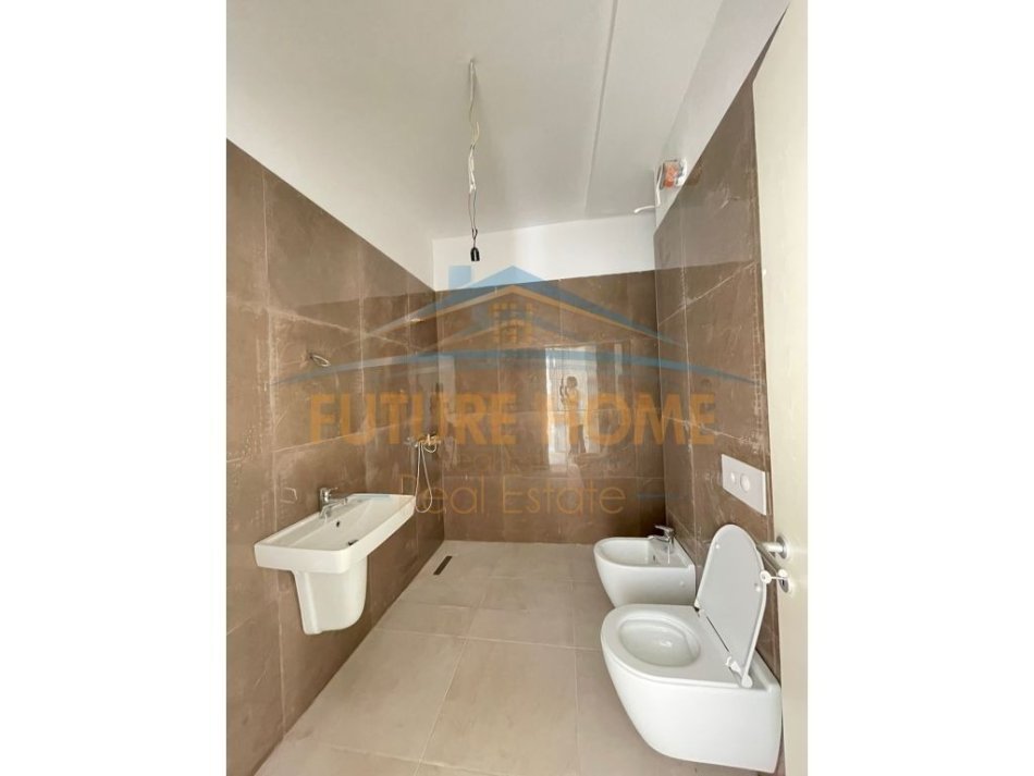 Tirane, jepet me qera zyre Kati 2, 158 m² 1600 € (Rruga e Kosovarve)