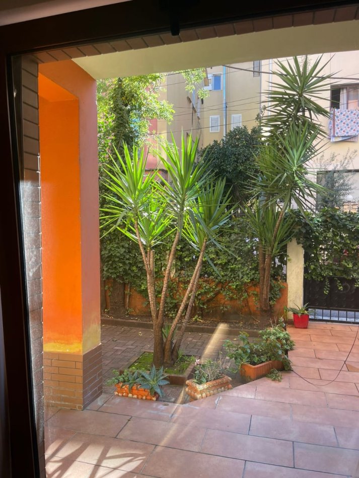 Tirane, jepet me qera apartament 1+1+Ballkon Kati 1, 60 m² 380 € (Rruga Rexhep Jella)