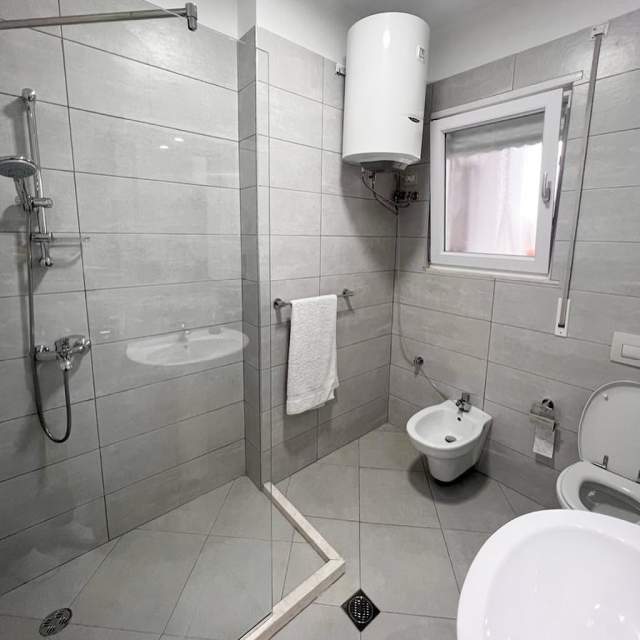 Tirane, jepet me qera apartament 1+1+BLK Kati 4, 45.000 Leke (Bar Artisti)