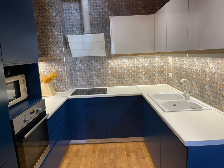Tirane, jepet me qera apartament 2+1 (i mobiluar), Kati 4, 700 € (Liqeni i Thate,prane Hotel Radisson)