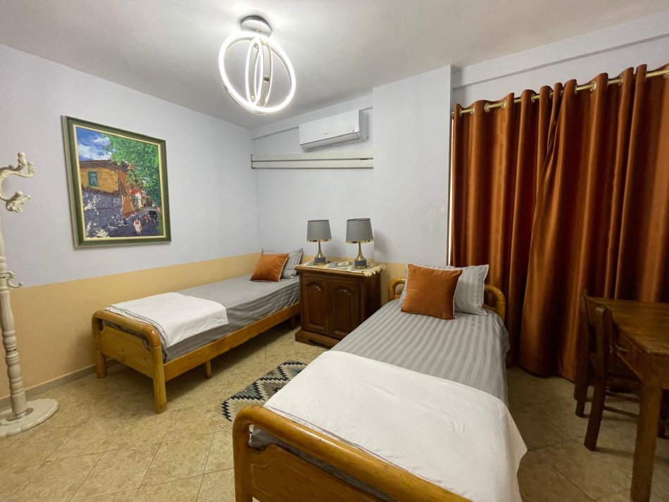 Tirane, jepet me qera apartament 2+1 Kati 1, 100 m² 800 € (Hoxha Tahsim)