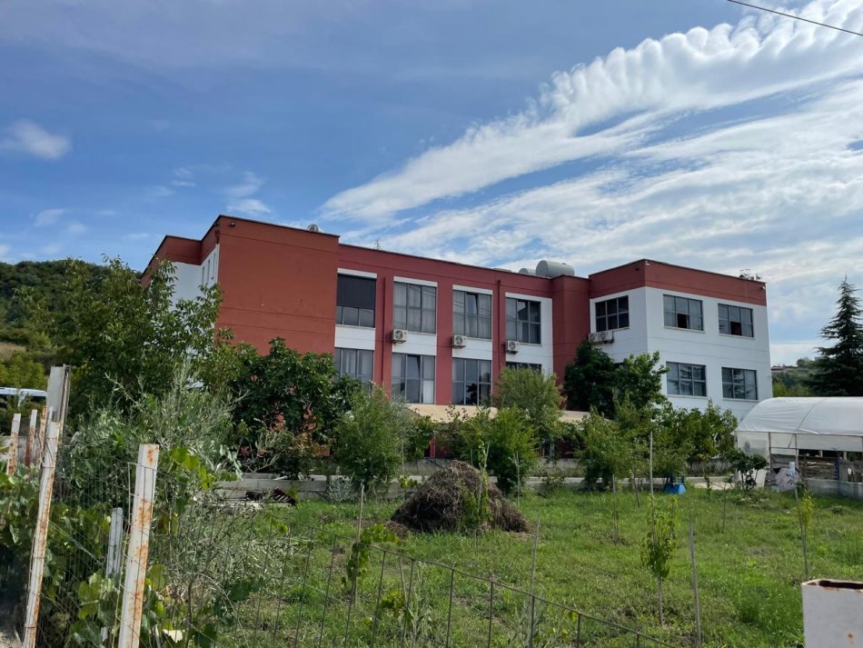 Tirane, jepet me qera ambjent biznesi Kate 2, 2.000 m² 6.500 € (Prush)