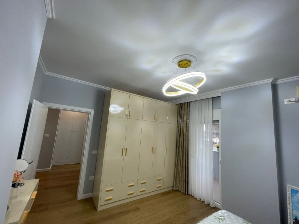 Tirane, jepet me qera apartament 2+1+Ballkon Kati 4, 120 m² 800 € (Rruga Muhamed Gjollesha)