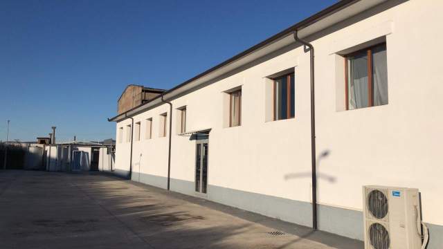 Elbasan, jepet me qera ambjent biznesi 2.248 m² 2.000 Euro