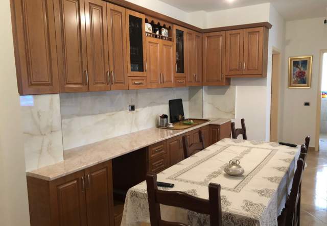 Vlore, jepet me qera apartament 120 m² 300 Euro