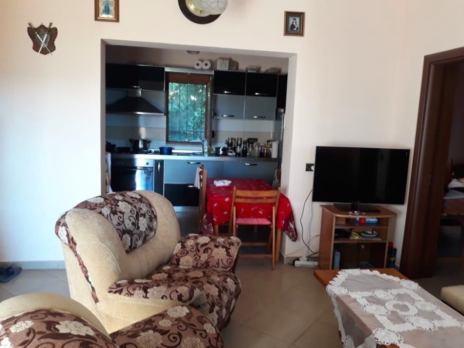 Tirane, jepet me qera apartament 2+1 Kati 1, 100 m² 350 € (Qytet Studenti)