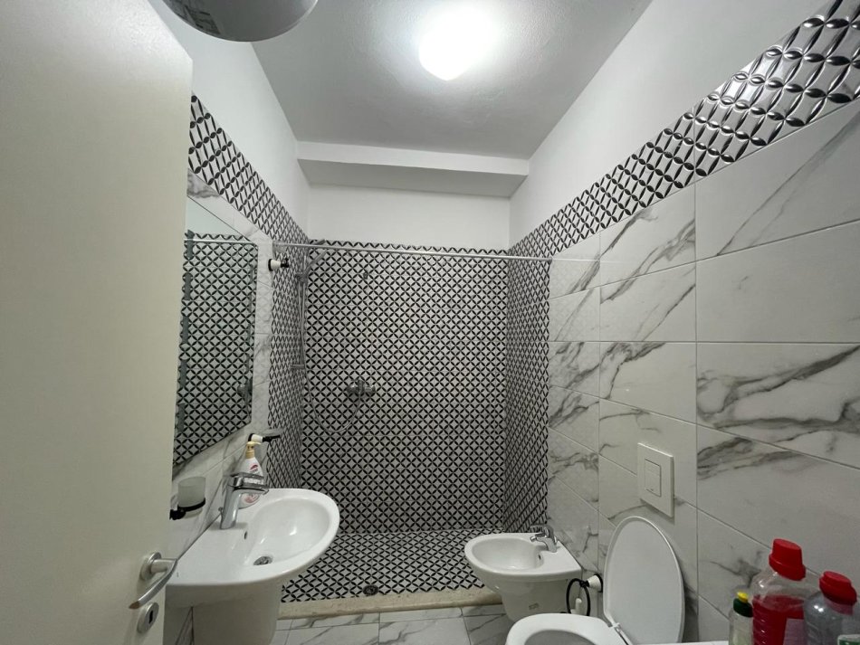 Durres, jepet me qera apartament 1+1, Kati 4, 65 m2 400 € (Rruga Portit Durres)