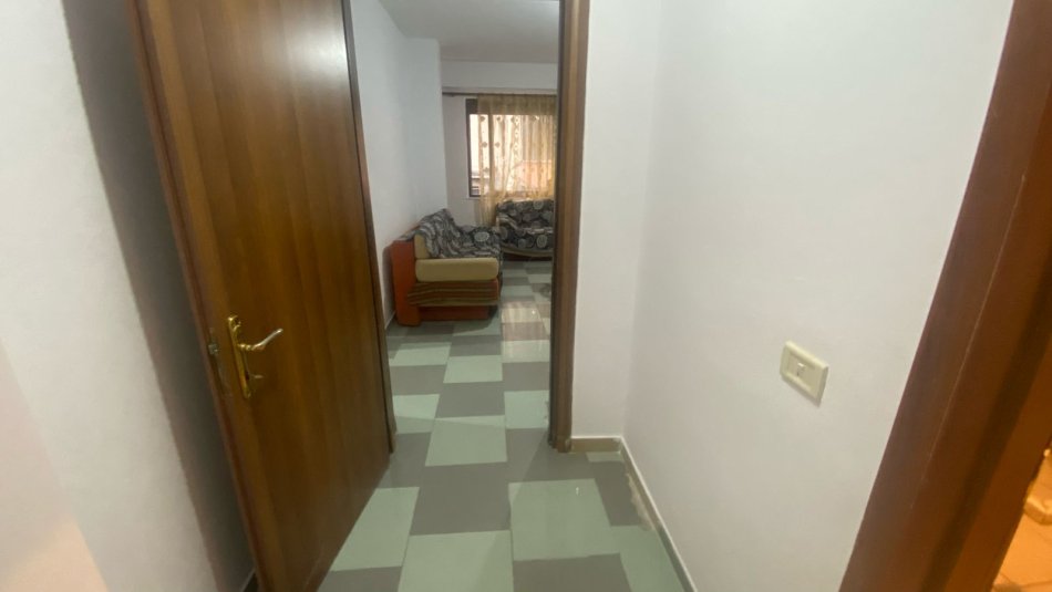 Jepet me qera Apartamenti 1+1 450 euro, Rruga Elbasanit pas shkolles se Mesme te Gjuheve te Huaja.