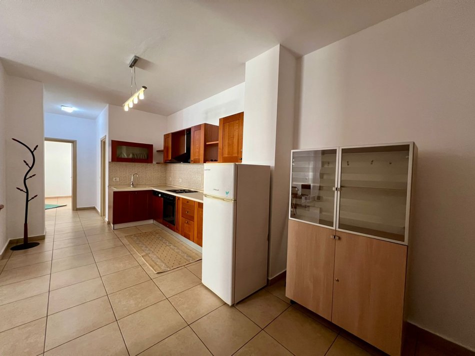 Tirane, jepet me qera apartament 2+1 Kati 7, 110 m² 600 € (selvia)