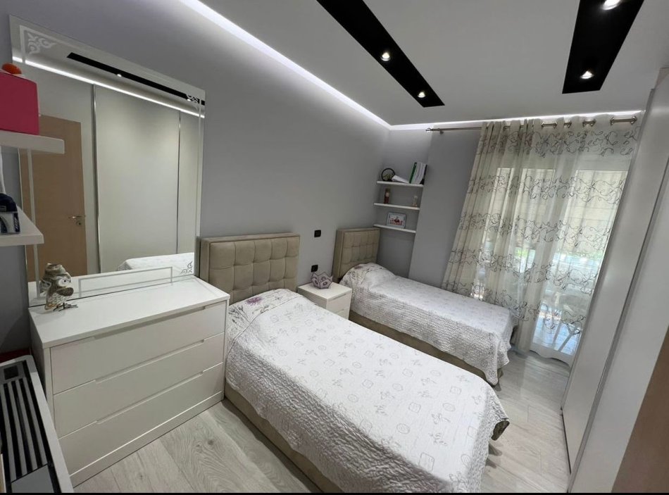 Tirane, jepet me qera apartament 2+1 Kati 2, 95 m² 800 € (rruga hamdi sina)