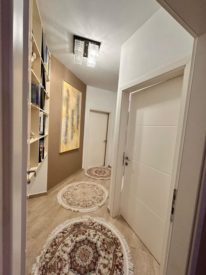Tirane, jepet me qera apartament 2+1+P (i mobiluar) , 1.000 € (Kodra e Diellit,prane bonavita bar).