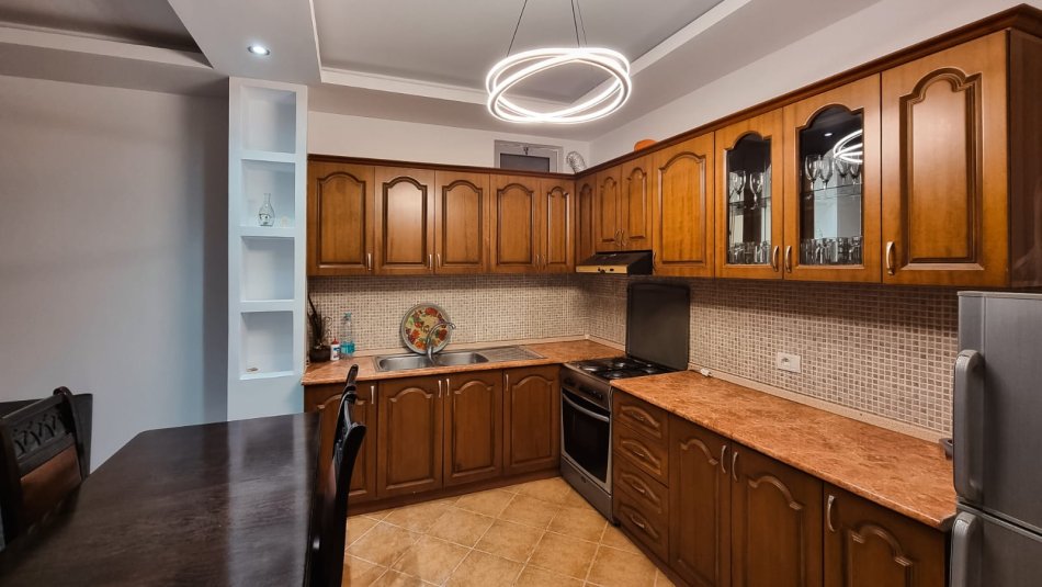 Tirane, jepet me qera apartament 2+1 Kati 1, 94 m² 400 € (Fresk)