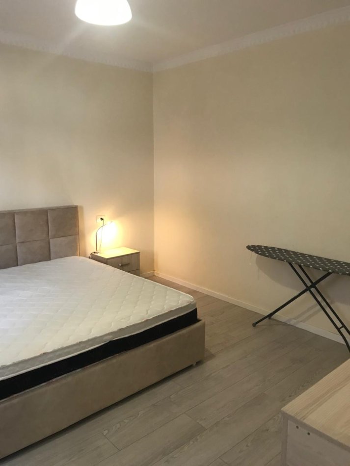 Tirane, jepet me qera apartament 1+1 Kati 1, 70 m² 400 € (Ali demi)