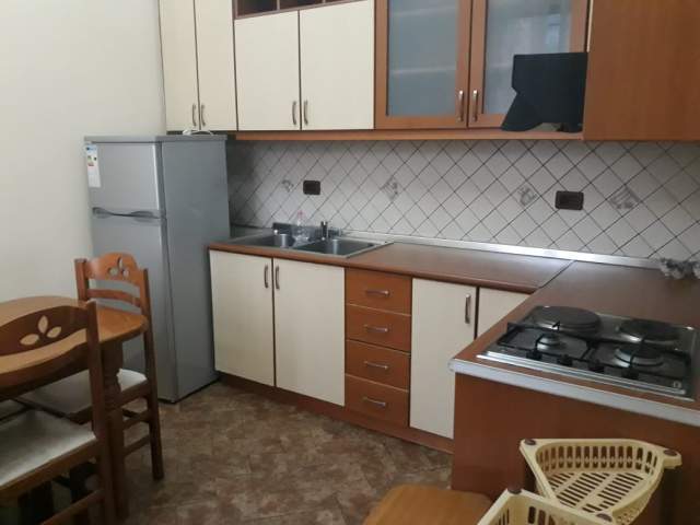 Tirane, jepet me qera apartament Kati 5, 80 m² 450 Euro