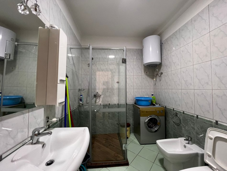 Tirane, jepet me qera apartament 2+1+Ballkon Kati 1, 113 m² 550 € (ali dem)