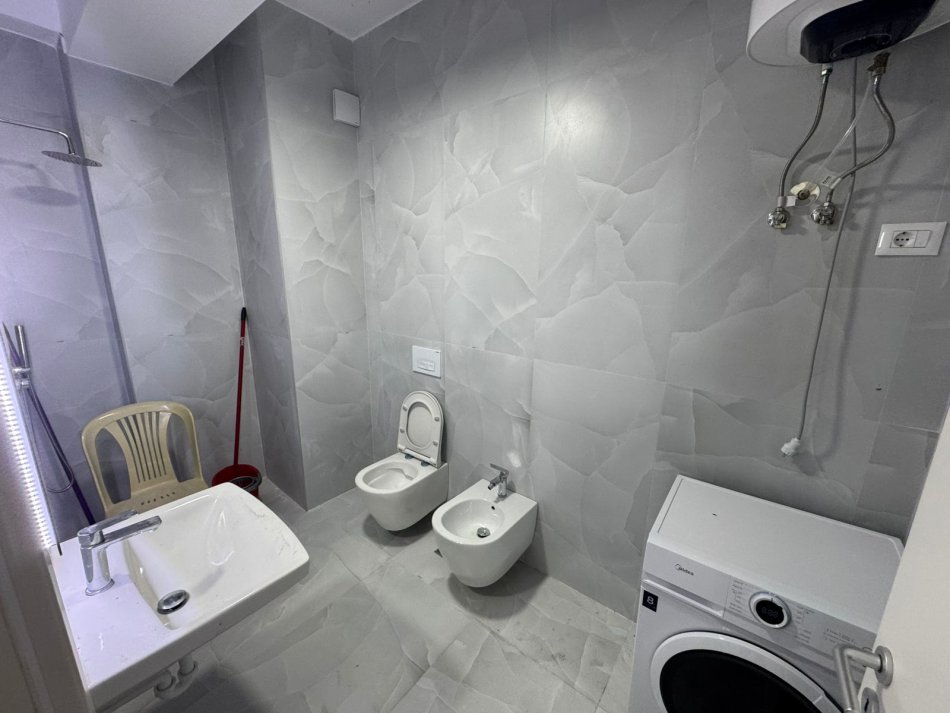 Tirane, jepet me qera apartament 1+1 Kati 4, 68 m² 400 € (ali demi)