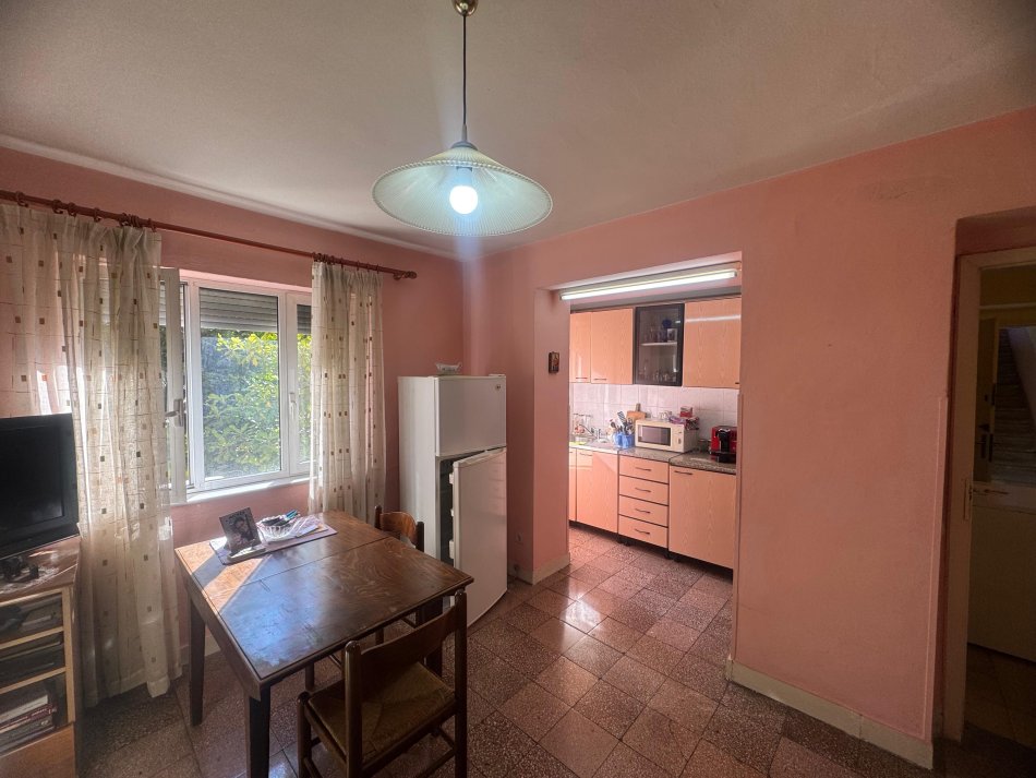 Shqiperi, jepet me qera apartament 3+1+Ballkon Kati 2, 85 m² 550 € (Rruga e Elbasanit | Ambasada Amerikane)