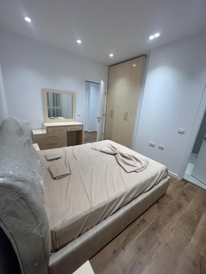 Tirane, jepet me qera apartament 2+1+Ballkon Kati 4, 174 m² 900 € (rruga 5 maji)