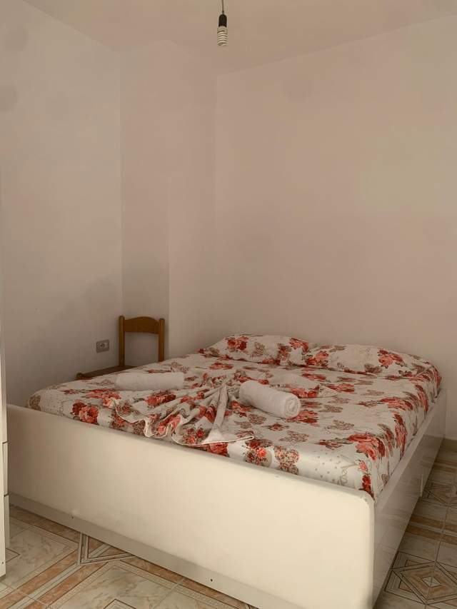 Tirane, jepet me qera apartament 1+1 Kati 1, 45 m² 350 Euro (Rruga Fortuzi)