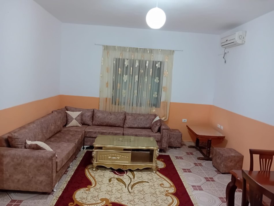 Tirane, jepet me qera shtepi 1+1+Ballkon Kati 1, 80 m² 330 € (rruga 5 Maj)