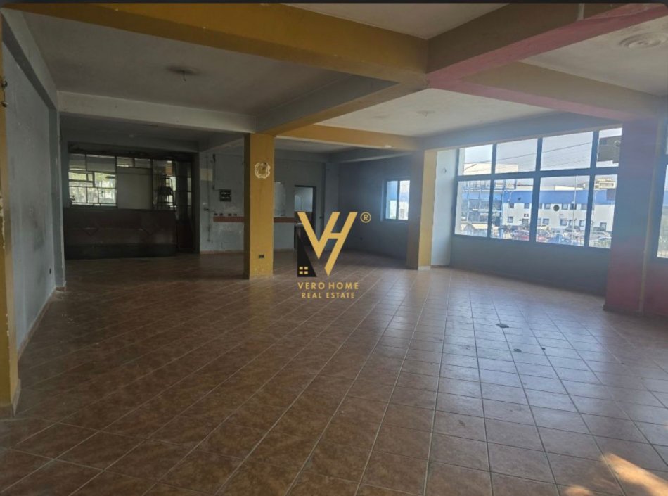 Shqiperi, jepet me qera ambjent biznesi Kati 1, 175 m² 1.000 € (MEZEZ)