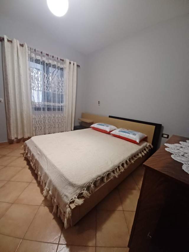 Tirane, jepet me qera apartament 2+1 Kati 2, 100 m² 500 Euro (Medreseja)