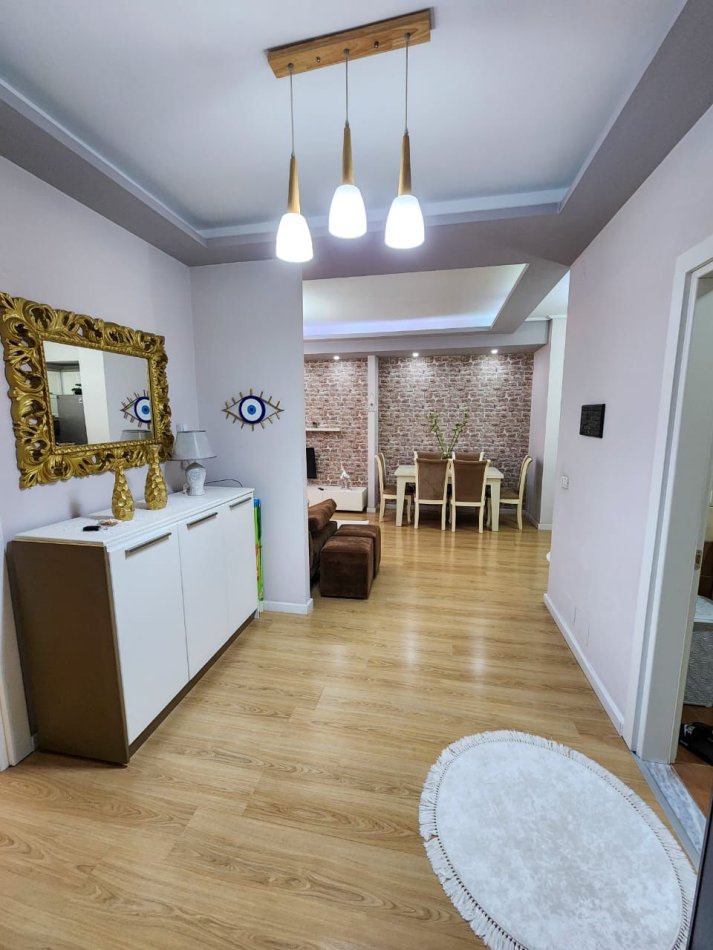 Tirane, jepet me qera apartament 2+1 (i mobiluar) Kati 7, 550 €  Astir (pallatet fratari)