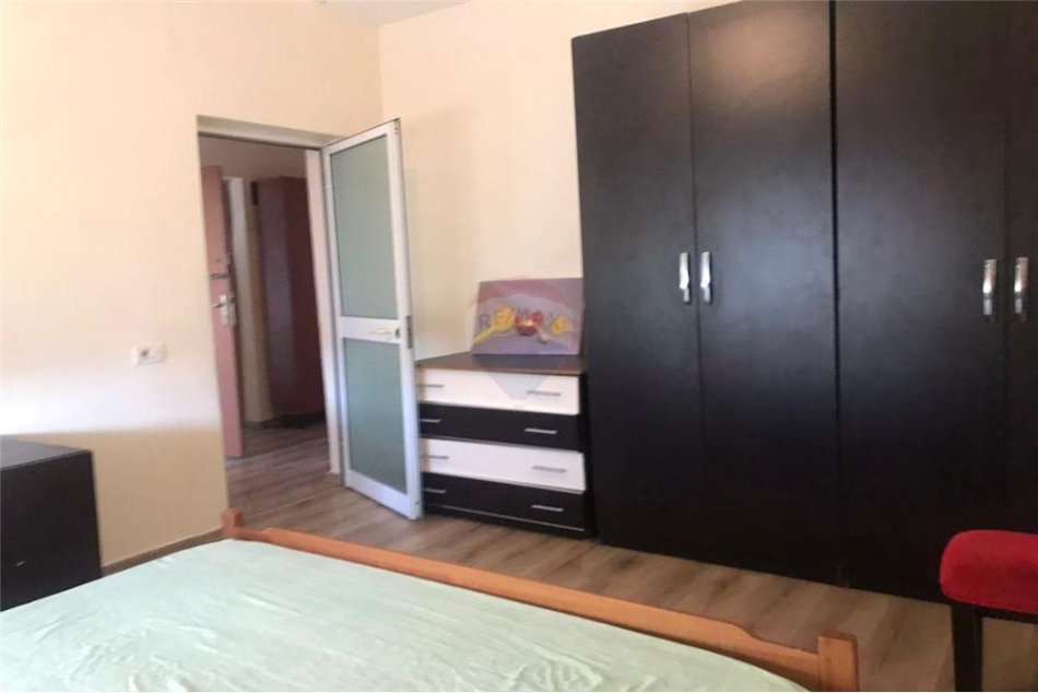 Tirane, jepet me qera apartament 2+1 Kati 4, 75 m² 350 € (rruga e dibres shkolla e bashkuar - rruga e dibres)